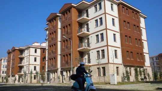 Evlerine kavuşan depremzedeler: 'Yapılanları görmeyenler var ama çok güzel iş başardılar'