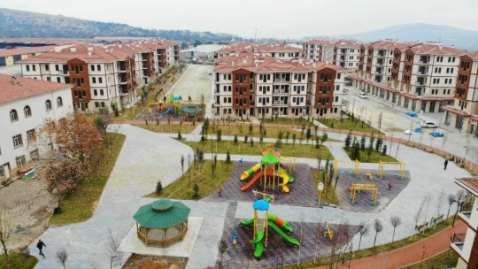 Evlerine kavuşan depremzedeler: 'Yapılanları görmeyenler var ama çok güzel iş başardılar'