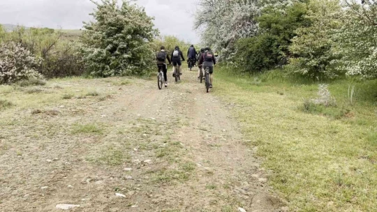 Farkındalık için yağmur altında zorlu köy yollarında 50 kilometre pedal çevirdiler