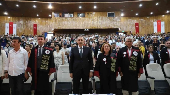 Fırat Üniversitesi mezunlarını vermeyi sürdürüyor