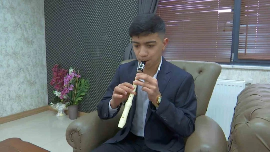 Flütü klarnete çeviren Emirhan, yeteneğiyle göz dolduruyor