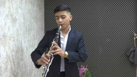 Flütü klarnete çeviren Emirhan, yeteneğiyle göz dolduruyor