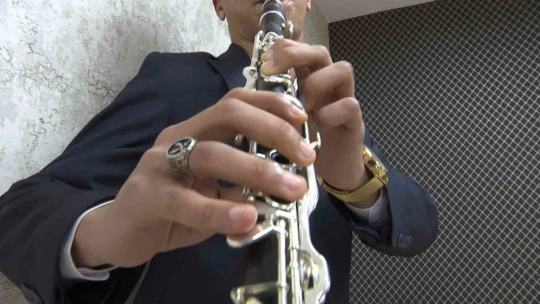 Flütü klarnete çeviren Emirhan, yeteneğiyle göz dolduruyor