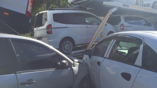 Freni boşalan tır otoparka daldı, 5 aracı biçti: 1 yaralı