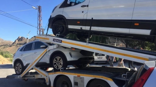 Freni boşalan tır otoparka daldı, 5 aracı biçti: 1 yaralı