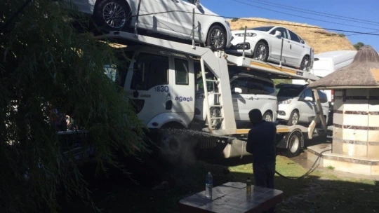 Freni boşalan tır otoparka daldı, 5 aracı biçti: 1 yaralı