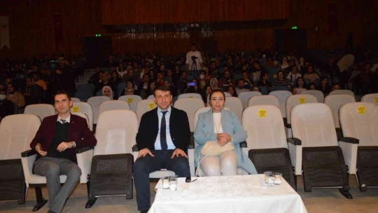 FÜ'de 'Yolumuzu Bulalım' oyunu sergilendi