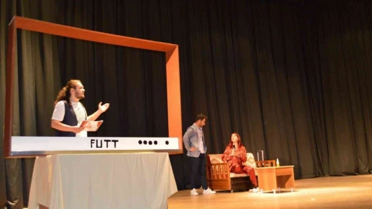 FÜ'de 'Yolumuzu Bulalım' oyunu sergilendi