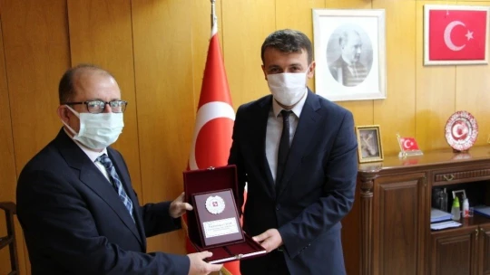 FÜ'de en etkili bilim insanlarına plaket verildi