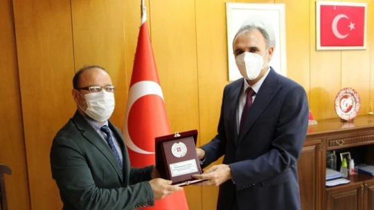 FÜ'de en etkili bilim insanlarına plaket verildi