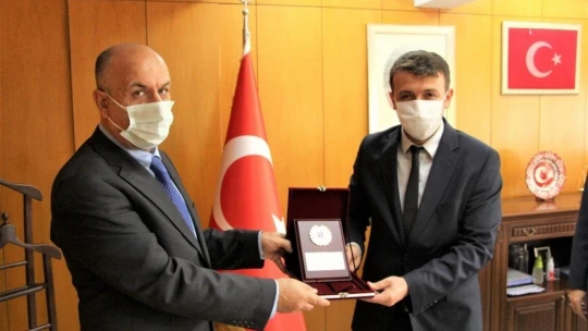 FÜ'de en etkili bilim insanlarına plaket verildi