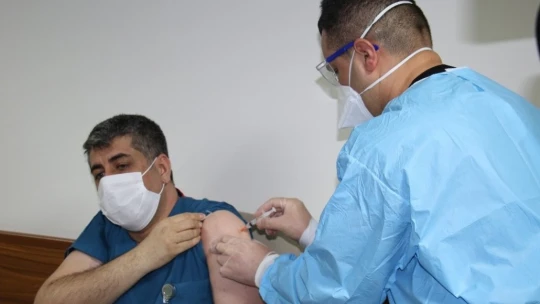 FÜ Tıp Fakültesi Hastanesi'nde 2 günde bin 492 sağlık çalışanı aşılandı