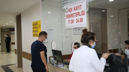 FÜ Tıp Fakültesi Hastanesi'nde 2 günde bin 492 sağlık çalışanı aşılandı