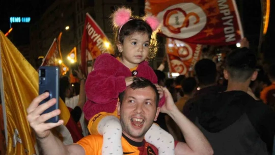 Galatasaraylı taraftarların derbi ve şampiyonluk kutlaması