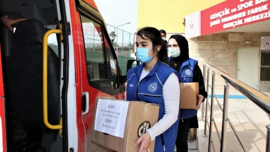 Gençler 'Kardeşlik Üşümesin' dedi, topladıkları kıyafetleri İdlib'e gönderdi