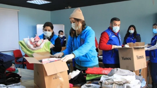 Gençler 'Kardeşlik Üşümesin' dedi, topladıkları kıyafetleri İdlib'e gönderdi