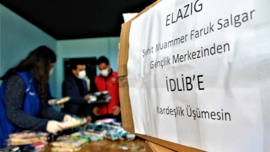 Gençler 'Kardeşlik Üşümesin' dedi, topladıkları kıyafetleri İdlib'e gönderdi