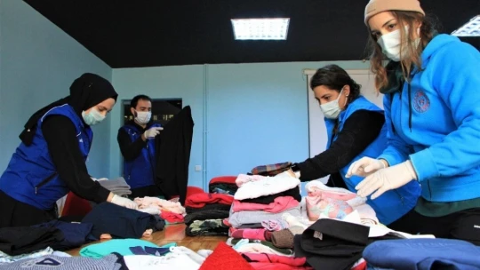 Gençler 'Kardeşlik Üşümesin' dedi, topladıkları kıyafetleri İdlib'e gönderdi