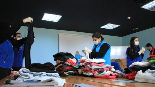 Gençler 'Kardeşlik Üşümesin' dedi, topladıkları kıyafetleri İdlib'e gönderdi