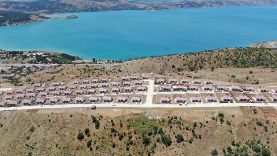 Göl manzaralı köy konutları, tatil köyünü aratmıyor