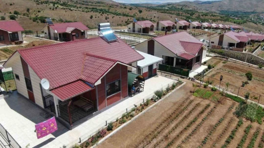 Göl manzaralı köy konutları, tatil köyünü aratmıyor