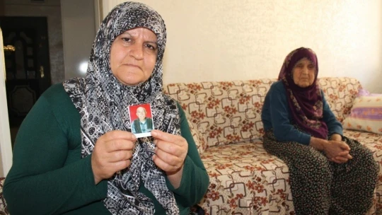 Güllü nine, kayıp kocasını maniler söyleyerek bekliyor