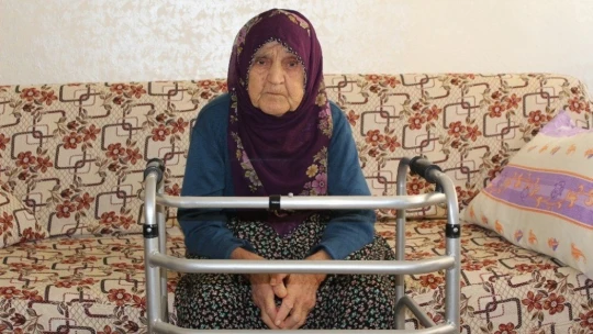 Güllü nine, kayıp kocasını maniler söyleyerek bekliyor