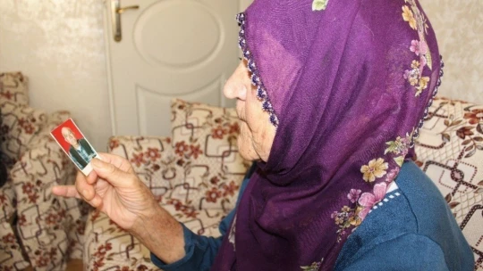 Güllü nine, kayıp kocasını maniler söyleyerek bekliyor