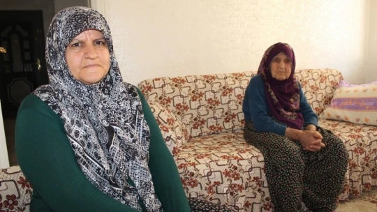 Güllü nine, kayıp kocasını maniler söyleyerek bekliyor
