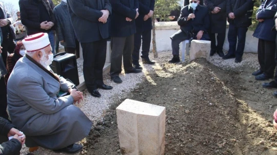 Hafız Abdullah Nazırlı defnedildi, kabri ziyaretçi akınına uğradı
