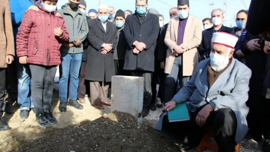 Hafız Abdullah Nazırlı defnedildi, kabri ziyaretçi akınına uğradı