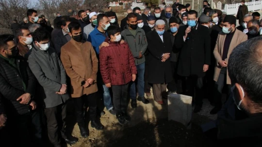 Hafız Abdullah Nazırlı defnedildi, kabri ziyaretçi akınına uğradı