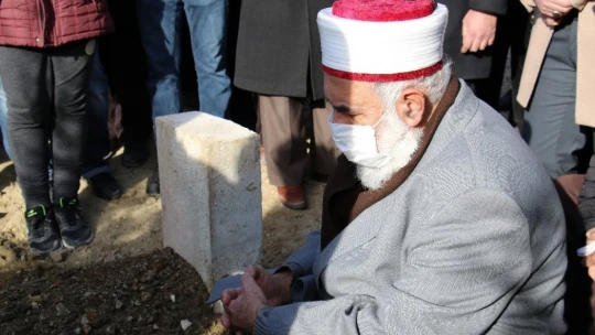Hafız Abdullah Nazırlı defnedildi, kabri ziyaretçi akınına uğradı