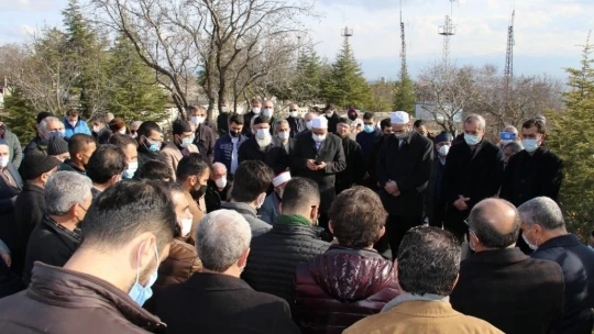 Hafız Abdullah Nazırlı defnedildi, kabri ziyaretçi akınına uğradı