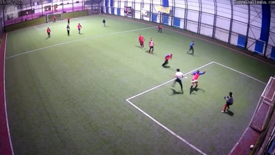 Halı saha maçındaki estetik gol, binlerce beğeni aldı