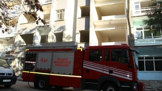 Hasarlı binanın bodrum katı yandı