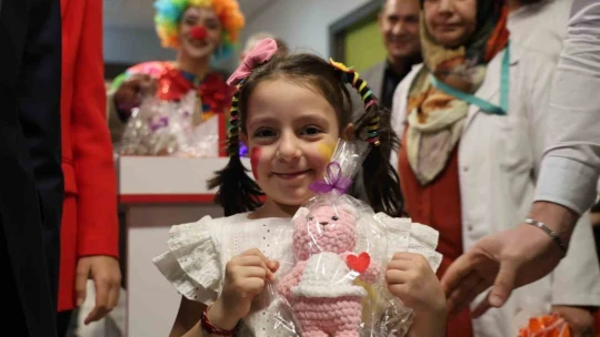 Hastanede tedavi gören çocuklar için 23 Nisan etkinliği