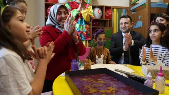 Hastanede tedavi gören çocuklar için 23 Nisan etkinliği
