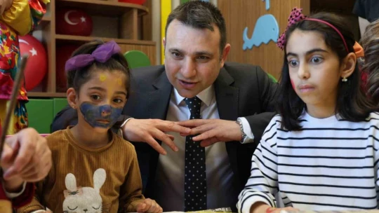 Hastanede tedavi gören çocuklar için 23 Nisan etkinliği