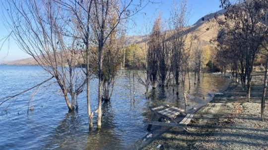 Her yerde baraj ve göllerde su seviyesi düştü, deprem merkezindeki o göldeki yükselme dikkat çekti