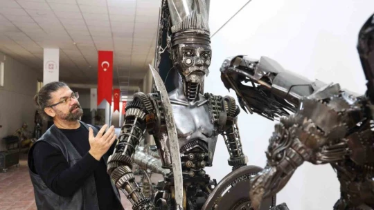 Heykel sanatçısı katı endüstriyel malzemelerden dev ejderha heykeli yaptı