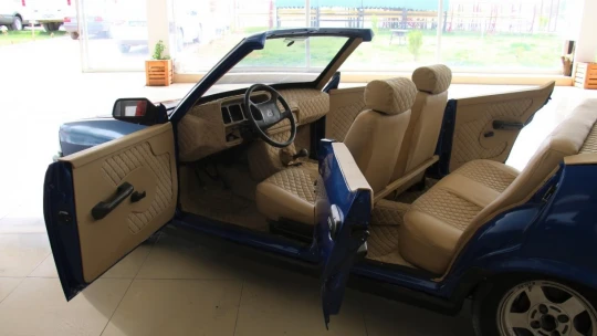 Hurda otomobil, üstü açık lüks otomobile döndü