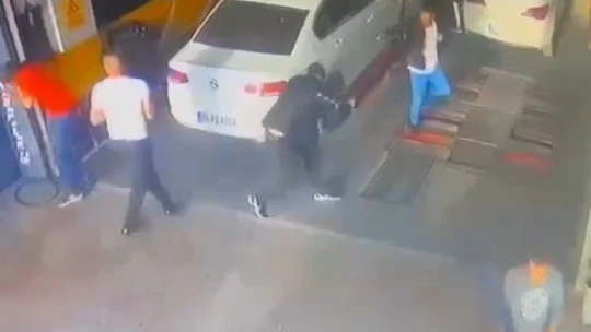 Husumetlisini silahla kafasından vurup, yanındaki kişiyi darp etmişti, o anlar güvenlik kamerasına yansıdı
