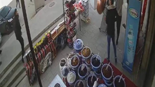 Husumetlisini vurup, bir şey olmamış gibi olay yerinden uzaklaştı