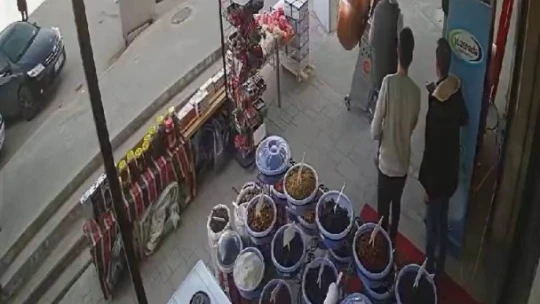 Husumetlisini vurup, bir şey olmamış gibi olay yerinden uzaklaştı