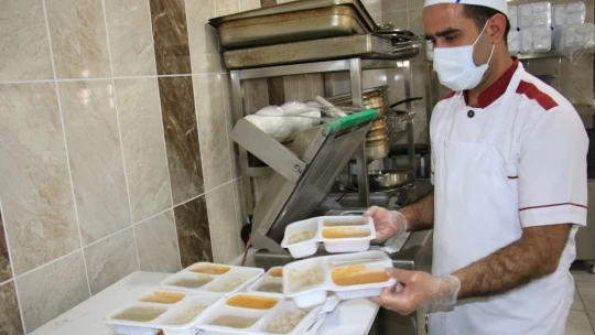 İftar çadırı kurulmadı ama kazanlar ihtiyaç sahipleri için kaynadı