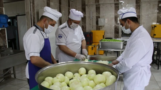 İftar çadırı kurulmadı ama kazanlar ihtiyaç sahipleri için kaynadı