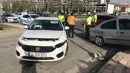 İki araç çarpıştı, biri tabelayı devirdi: 2 yaralı