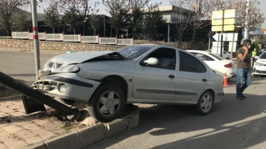 İki araç çarpıştı, biri tabelayı devirdi: 2 yaralı