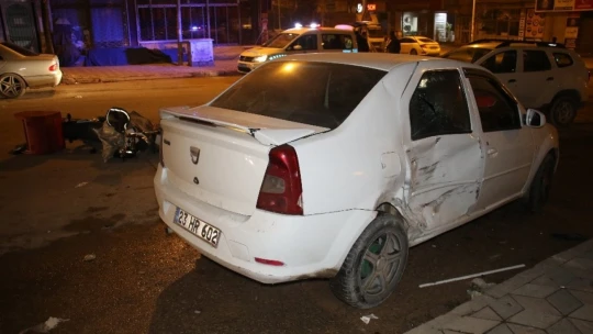 İki araç kaza yaptı, biri savrulup motosikletli kuryeye çaptı